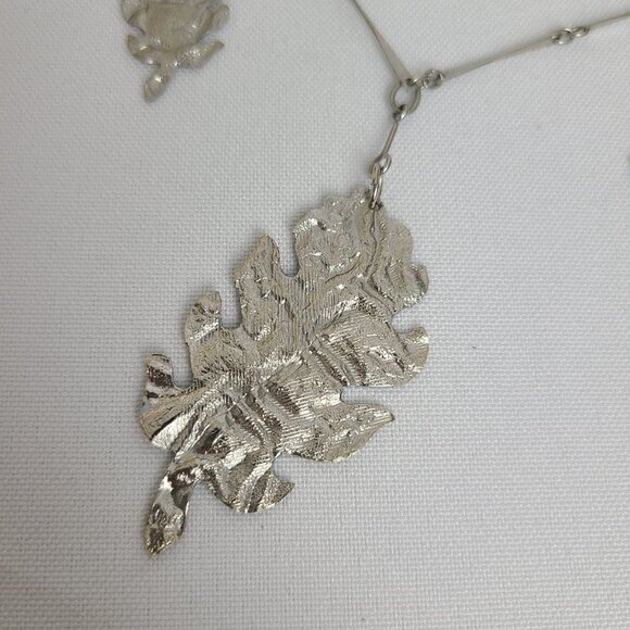 VINTAGE Hammered Leaf Pendant Charm Link Necklace - Picture 3 of 7